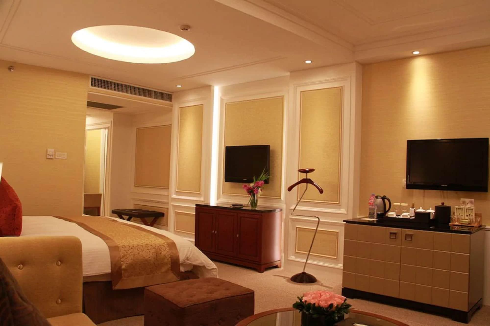 Отель - Nanjing Road 4*
