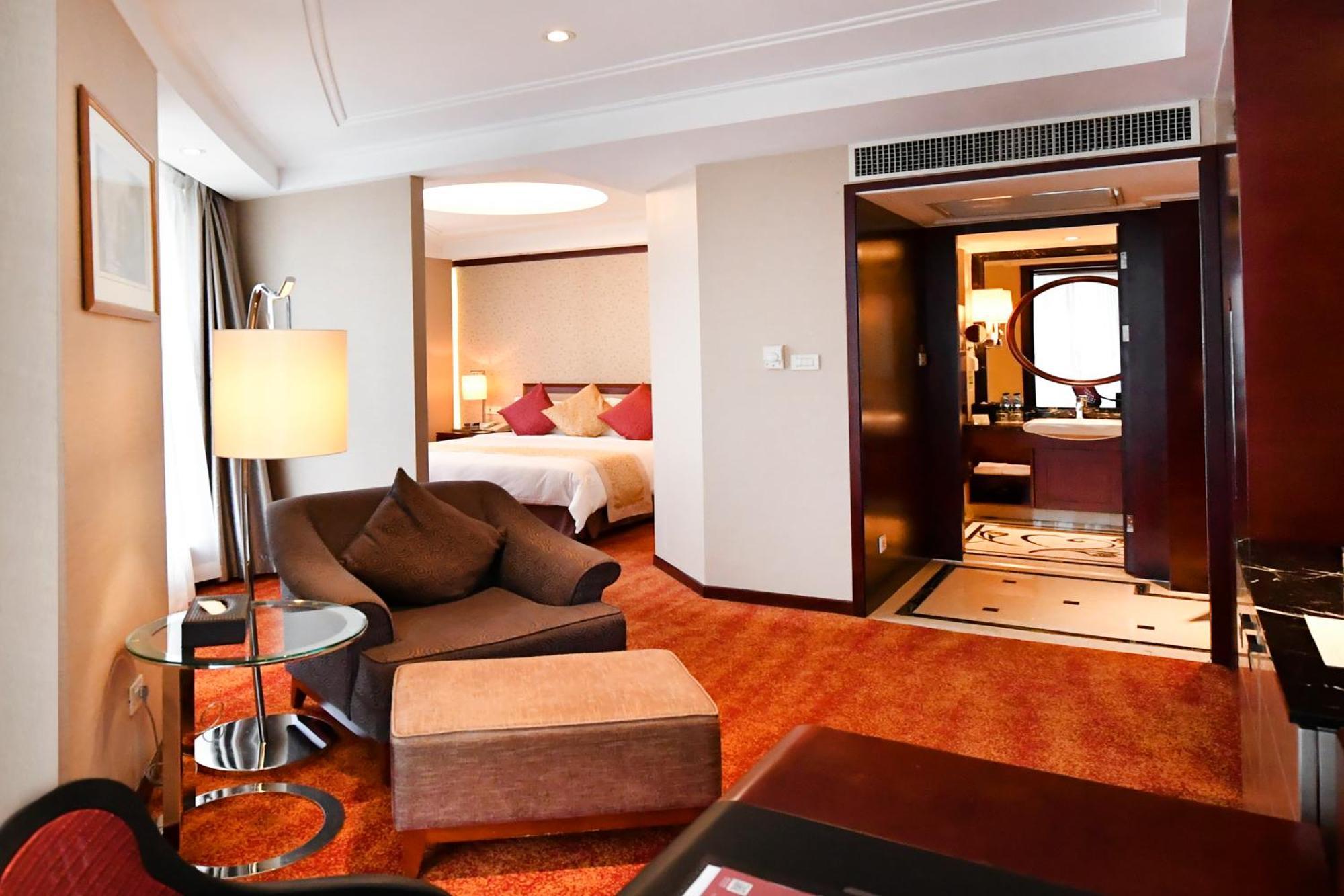 - Nanjing Road Отель 4*
