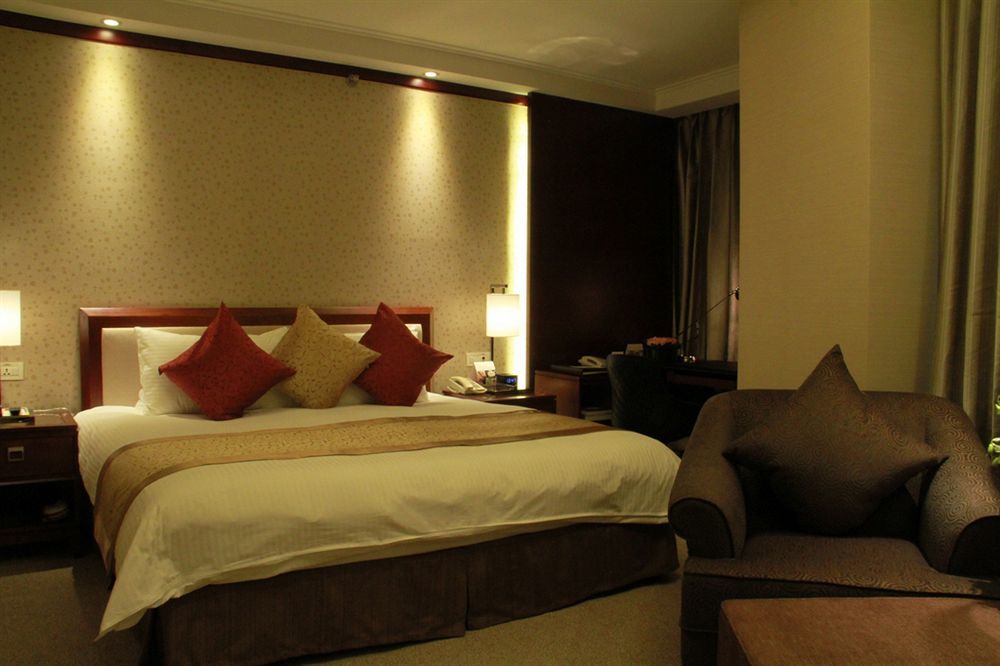 - Nanjing Road Отель 4*
