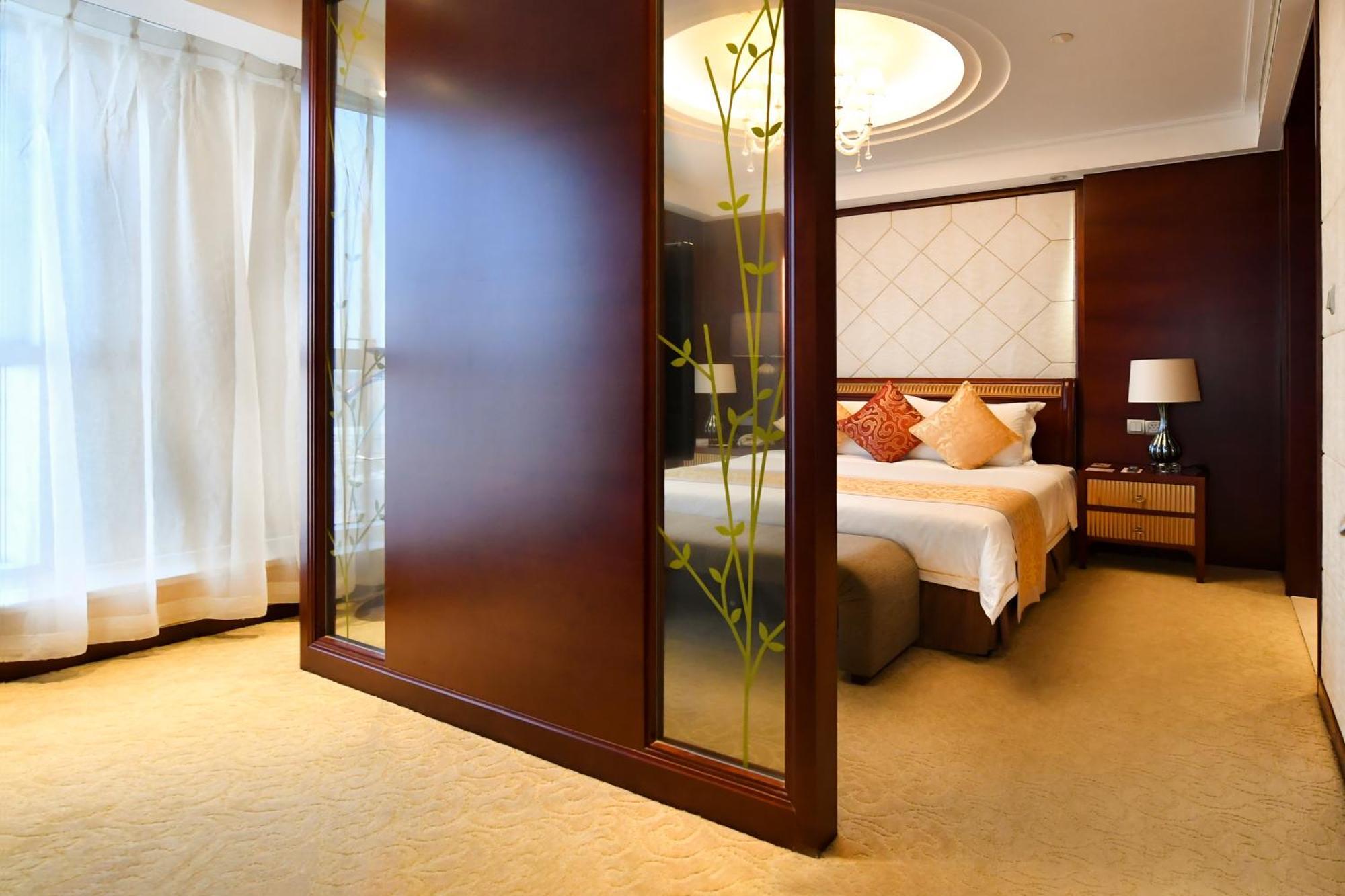 - Nanjing Road Отель 4*
