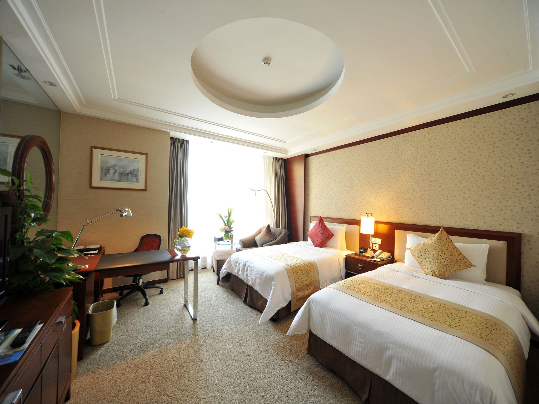 - Nanjing Road Отель 4*